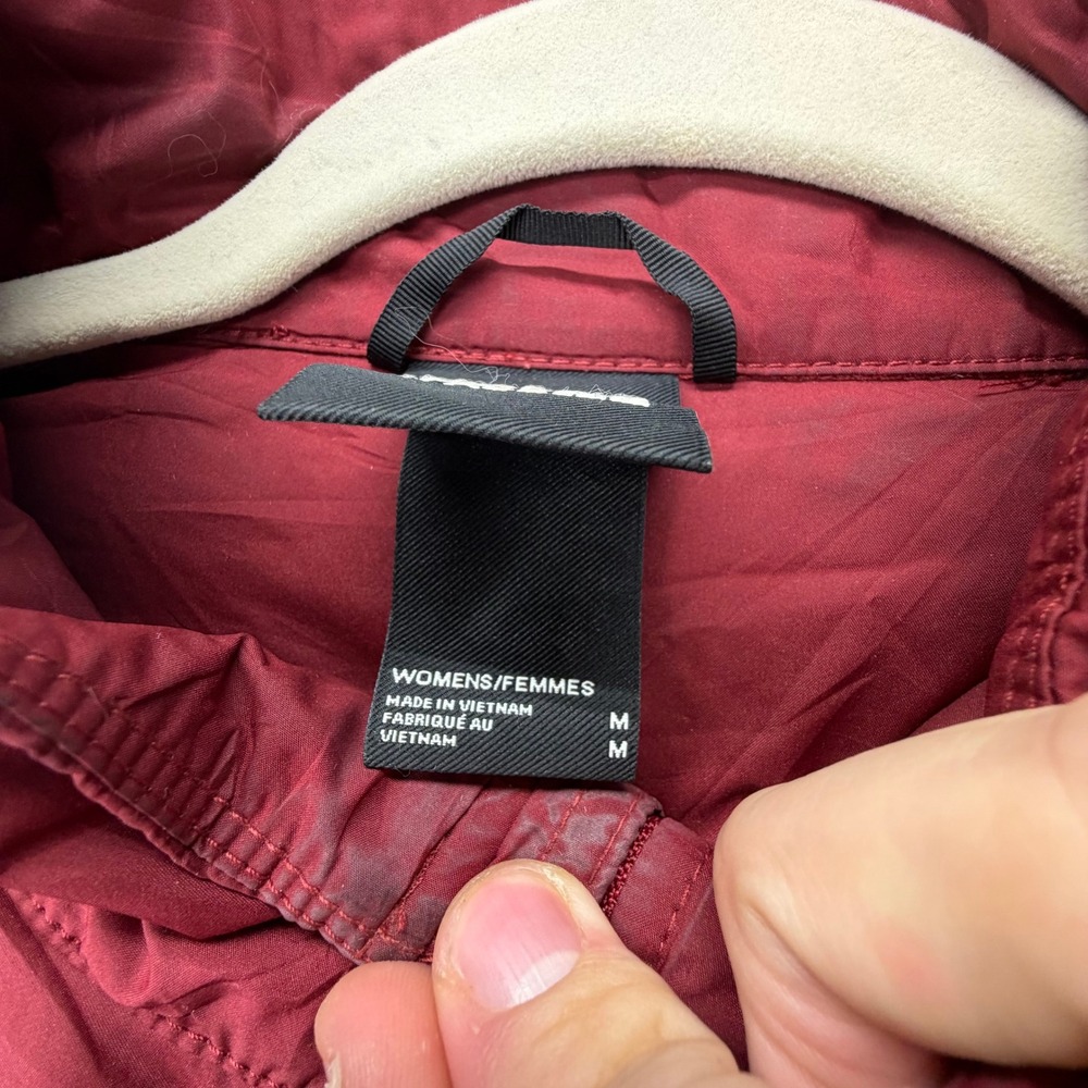 The North Face Womens Red Chevron Quilted Full Zip Puffer Jacket Size Medium - Picture 5 of 6